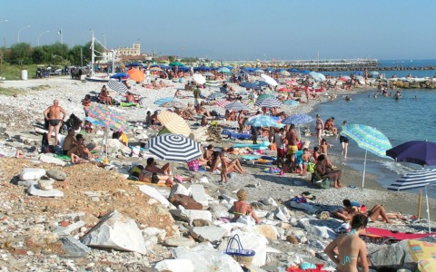 Guang Rong: la rimozione prevista entro Natale 2025, il litorale di Marina di Massa si prepara a ripartire