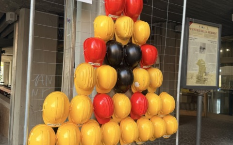 Albero di Natale con caschi antifortunistici: un messaggio per la sicurezza sul lavoro