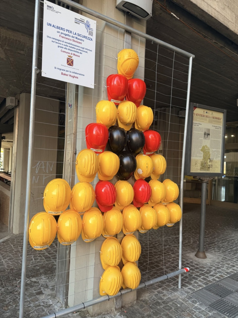 Albero di Natale con caschi antifortunistici: un messaggio per la sicurezza sul lavoro