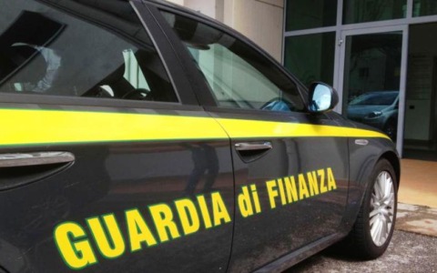 Controlli massicci nel settore nautico: 13 denunce e sequestri record da parte del Roan Gdf e Arpat
