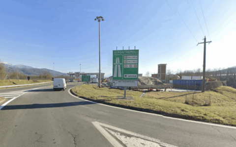 Incidente sulla statale 62 a Villafranca in Lunigiana: camion bloccato e traffico fermo