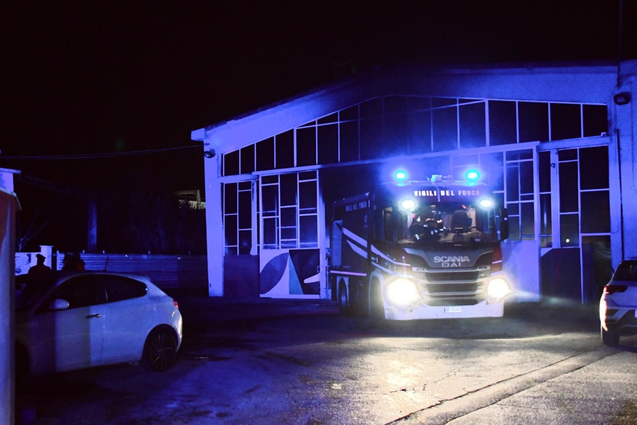 Fiamme in un’azienda del settore lapideo, avviate indagini sulle cause