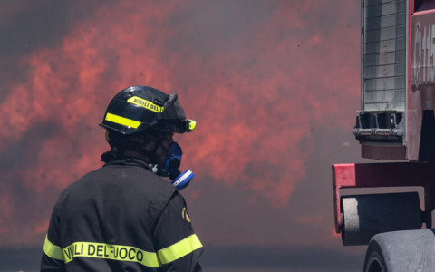Incendio devastante a Massa: un anziano perde la vita, gravemente ferita la moglie