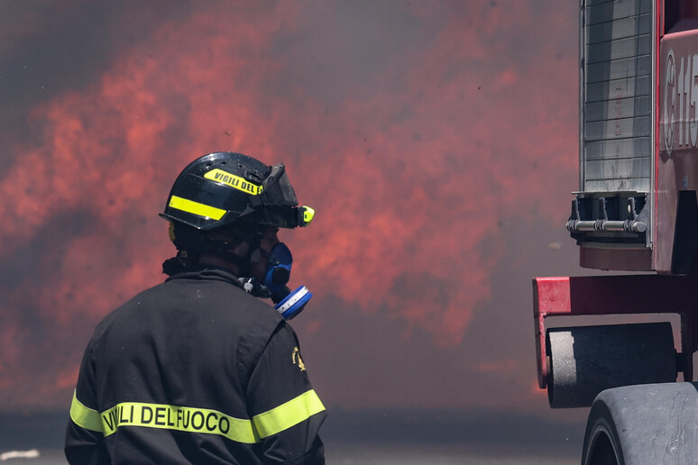 Incendio devastante a Massa: un anziano perde la vita, gravemente ferita la moglie