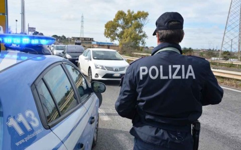 Scoperta una tonnellata di cocaina in un camion a Massa