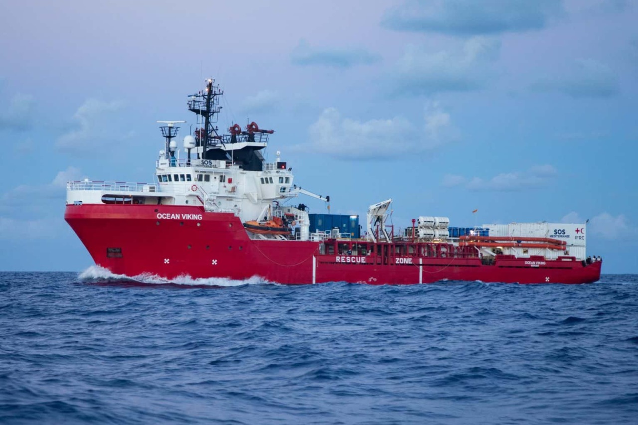 La Ocean Viking sbarca a Marina di Carrara con 116 migranti