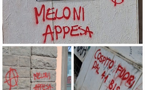 Scritte minatorie contro Giorgia Meloni nel centro di Massa