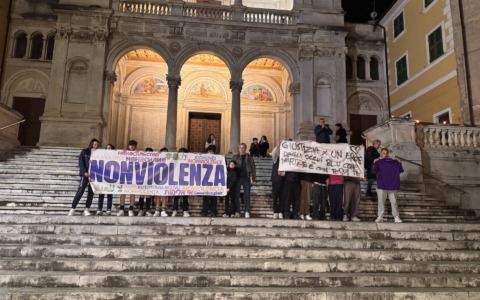 Massa in lutto per Giacomo Bongiorni: oltre diecimila in corteo contro la violenza