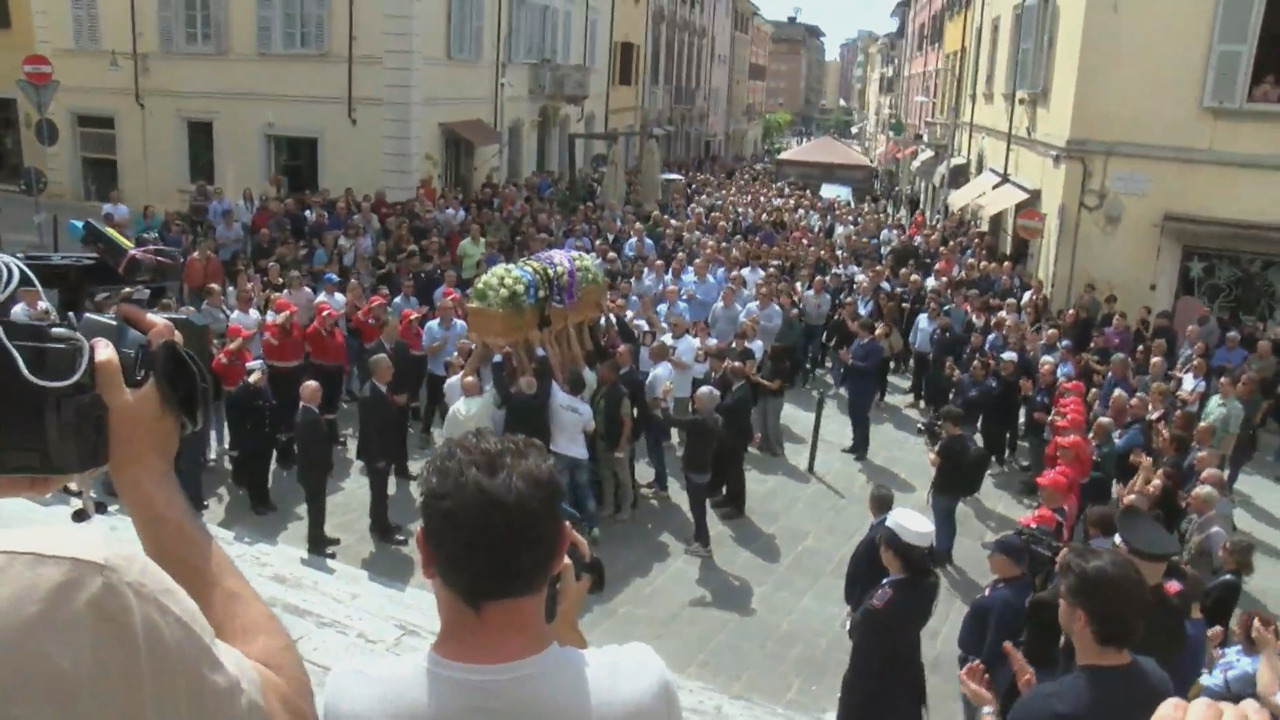 Migliaia di persone al funerale di Giacomo Bongiorni, lutto cittadino a Massa