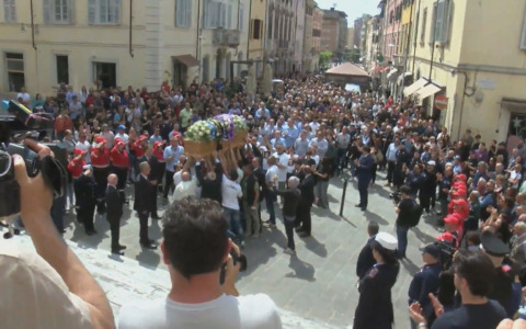 Migliaia di persone al funerale di Giacomo Bongiorni, lutto cittadino a Massa